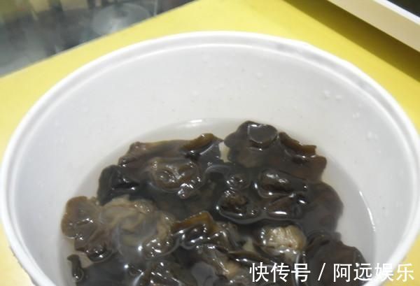 这道菜|木耳加一物，金子都不换，常吃排出体内毒素，大肚腩悄悄不见