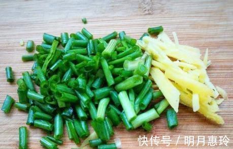 红烧肉用酱油上色易发黑,用它保证每一块都是琥珀色,材料家家有