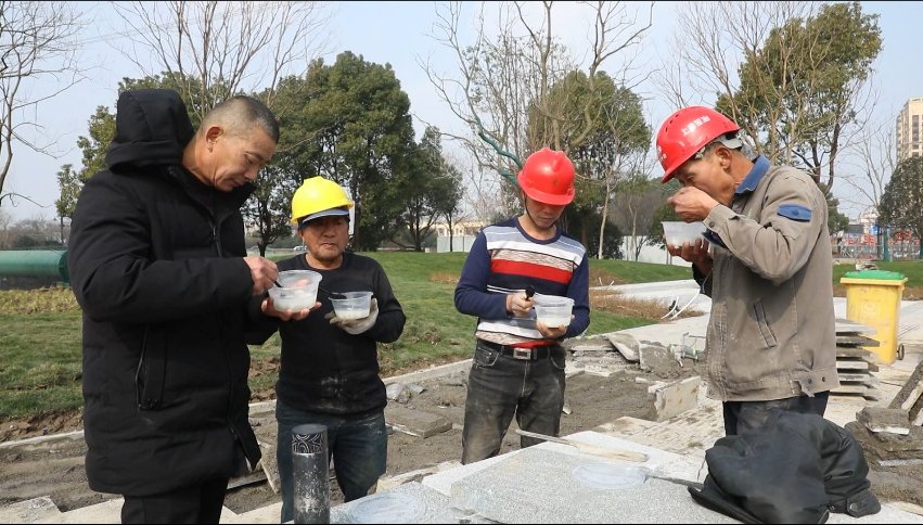 佳节|热腾腾的汤圆送到工地上 致敬城市建设者