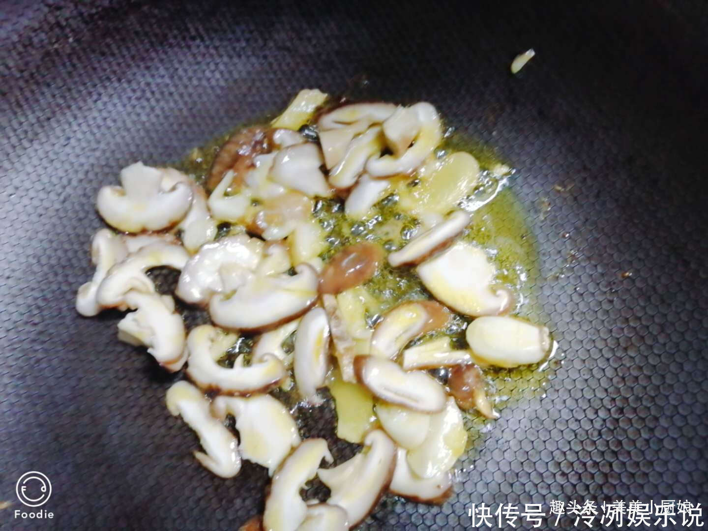 5朵香菇，3两生菜，做出青脆爽口的懒人菜，吃再多都不增肥