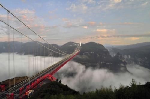 矮寨奇观景区，有百年公路千年苗寨，更有被评为世界最美的大桥！