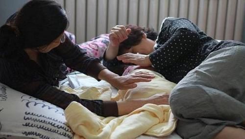 睡觉照|一家四口的“睡觉照”火了,画面让人既好笑又心疼:佛系家长