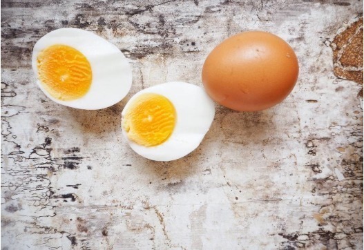 鸡蛋|煮鸡蛋时,别傻傻直接下锅煮,多加1步,鸡蛋香嫩,还易剥壳