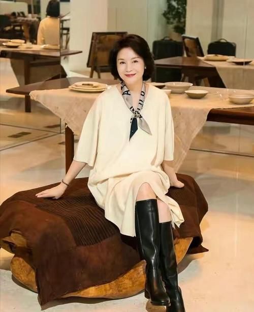 大妈|50岁才不是“大妈”！这些优雅得体显气质的穿搭思路，值得借鉴