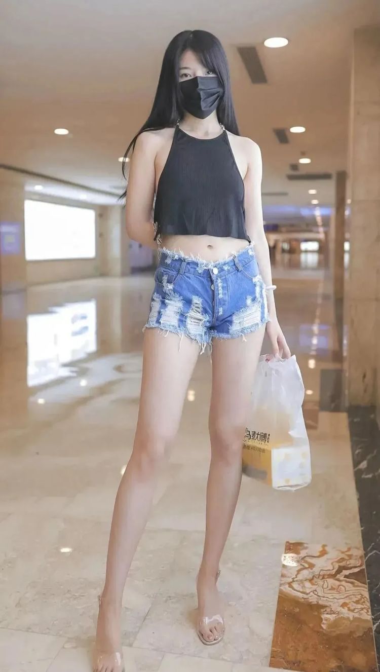 高跟鞋 时髦牛仔短裤的穿搭，搭配挂脖装，凸显时尚气质