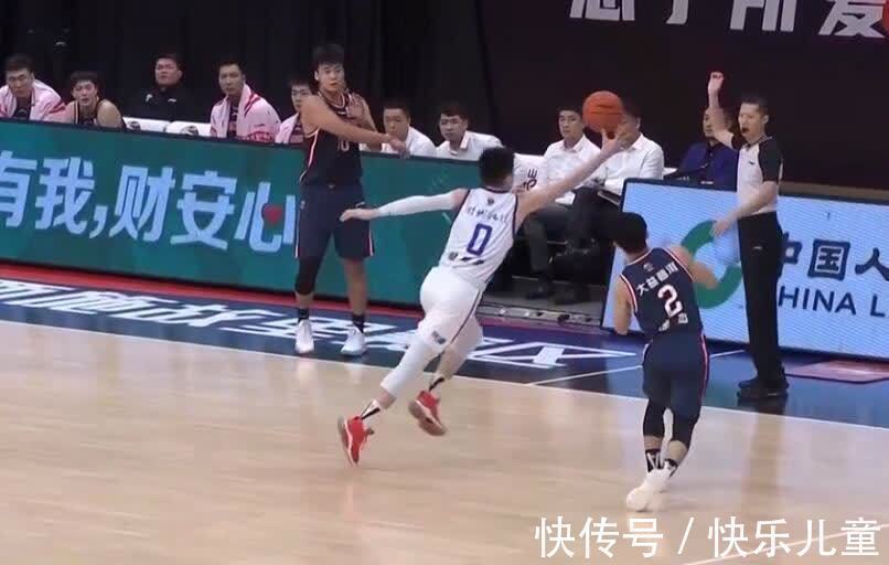 徐杰|真是徐中锋!徐杰12投10中砍下26分,有谁留意他从易建联手上抢走篮板