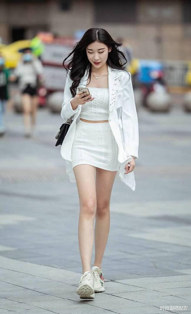 时尚穿搭：美女穿白色西装秀身材，青春活力十足，状态精神又干练