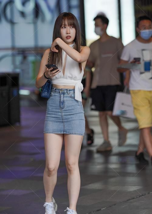 白色围颈露肩背心搭牛仔短裙，潮流个性，元气满满