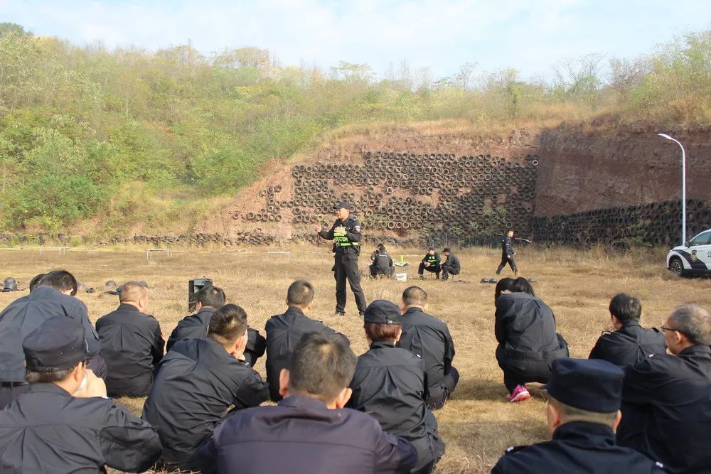 赣县区公安局|轿车冲卡被爆胎截停，警方现场控制2人，事发马口公园……