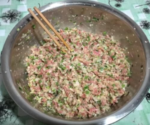 饺子皮|拌饺子馅，到底要不要放油？很多人不懂，难怪饺子不香不嫩