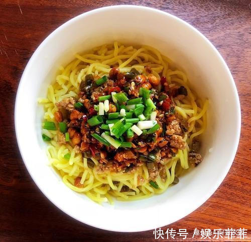 简单家常菜:麻辣干锅小土豆,平锅大鲫鱼,豆角肉末拌面