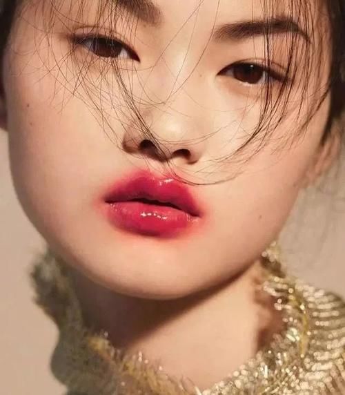 时装周后台的秘密：模特的高级感都是“妆”出来的？