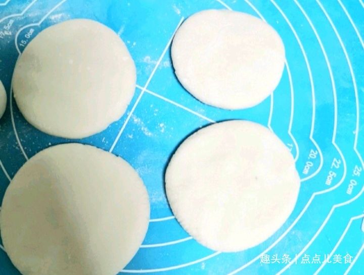 三勺红糖一碗糯米粉，教你做出软糯香甜的糯米糍，比粽子好吃