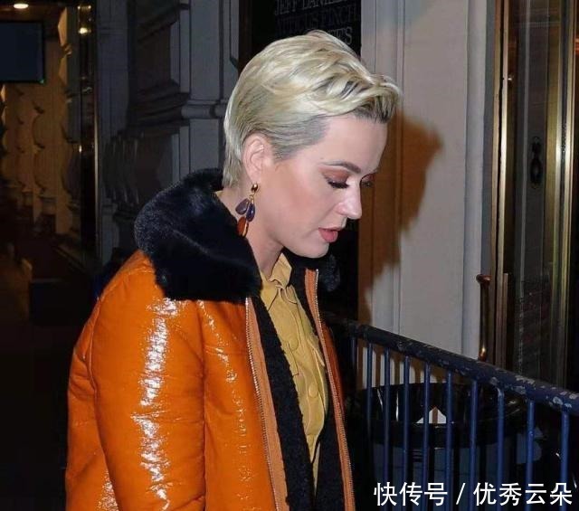 黄色皮裙上面套橙色皮风衣,这种时尚原谅我不懂,这是什么情况