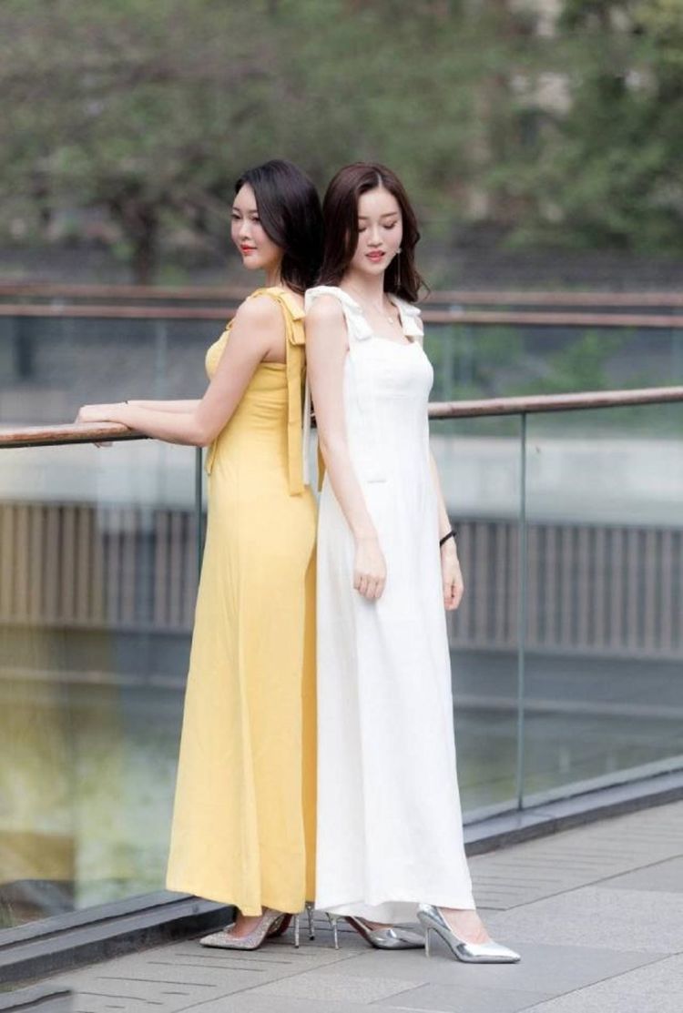 小姐姐|路人街拍，美女所选的这款吊带裙，真的是将个性发挥到了极致