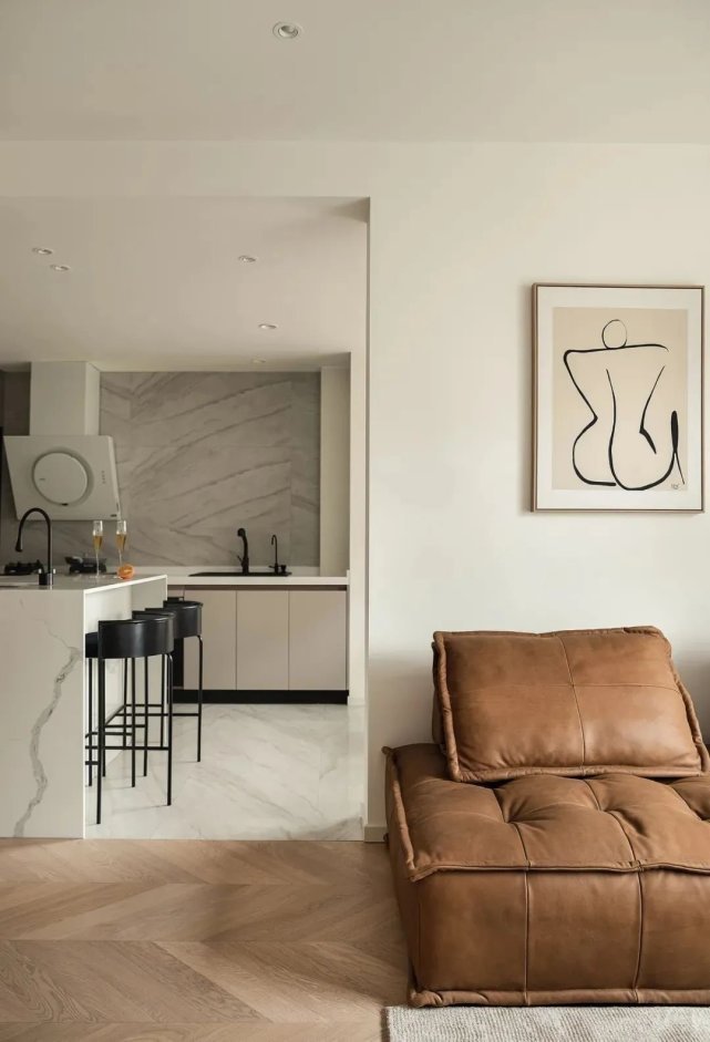 开放式|82㎡现代简约丨入户飘窗变卡座,开放式餐厨厅布局绝了