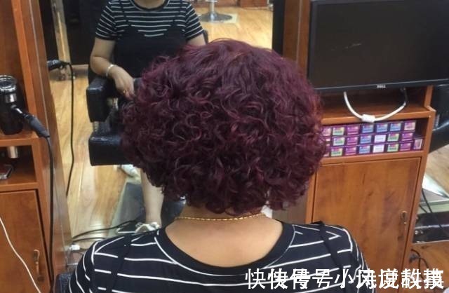 打理 50岁女人烫发最好避开这三种发型，老气更没气质，而且还不好打理