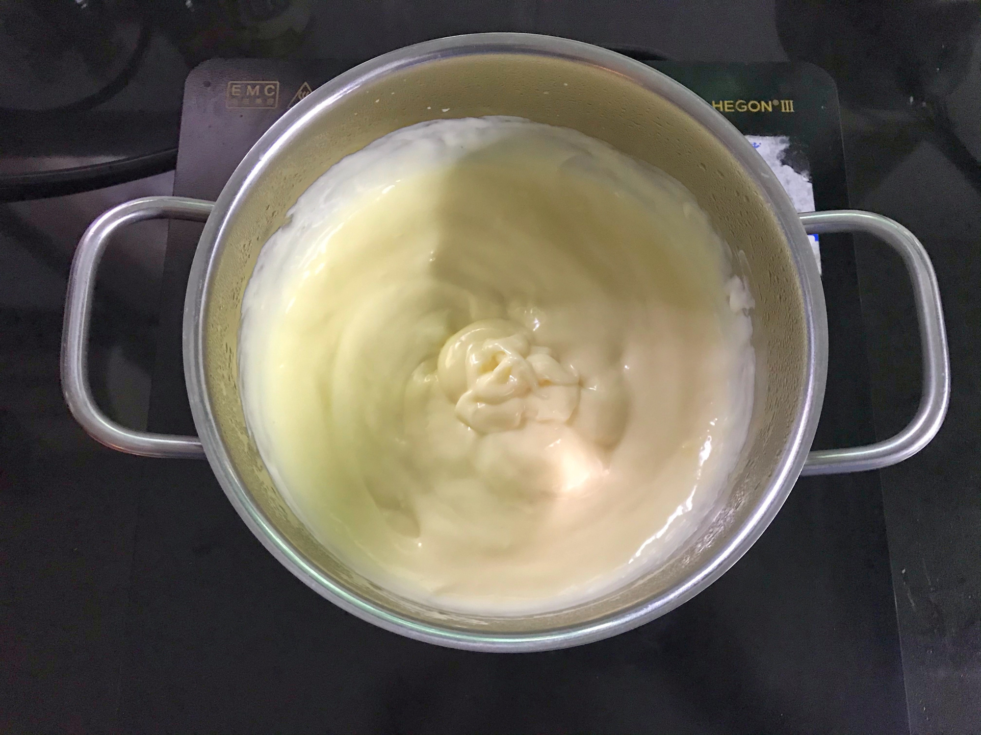 牛奶新吃法，倒锅里筷子搅一搅，冰凉Q弹，比淇淋简单还好吃