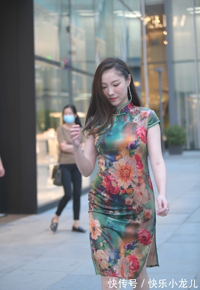 旗袍|32岁“辣妈”的旗袍,肉肉丝毫不藏,照样美丽动人!