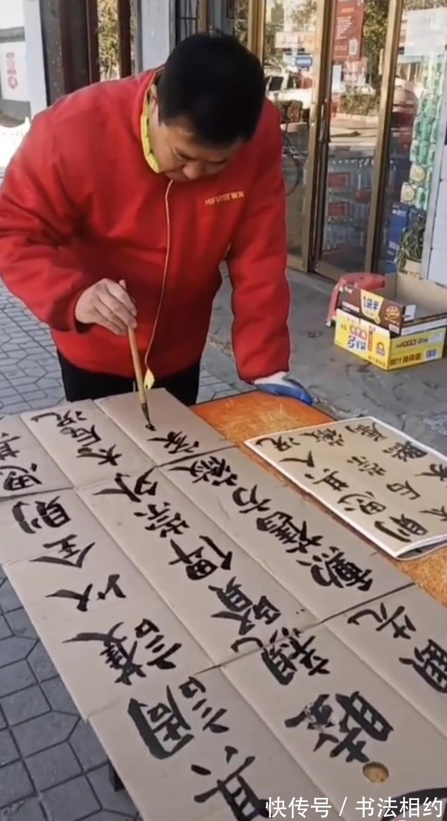 笔笔$羊肉汤老板废旧纸壳练颜楷走红,笔笔惊艳,网友:羊肉汤有翰墨味