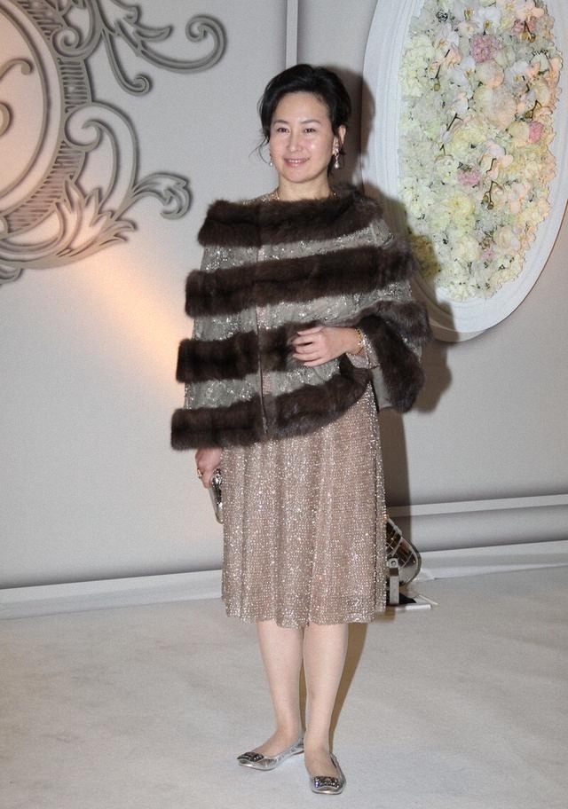 富态|57岁何超琼难得霸气，穿皮草配亮片连衣裙，展颜一笑更显富态