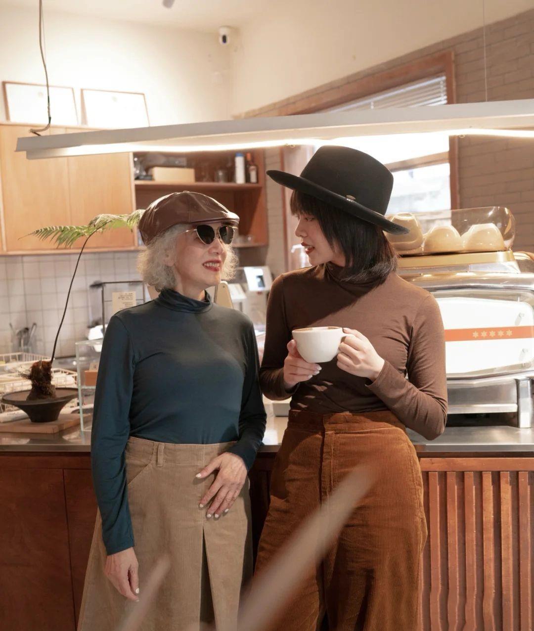 奶奶|谁说头发花白就老了?这位大龄奶奶靠色彩搭配成赢家,状态像少女