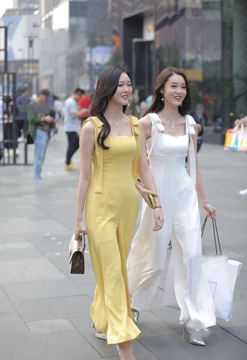 百搭 美女脚上搭配的高跟鞋，既舒适又时尚，带着一种浪漫的飘逸