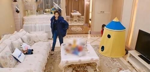 大廳|黃圣依節(jié)目曬出自家豪宅，大門是紅木做的，全是大富人家的標(biāo)配