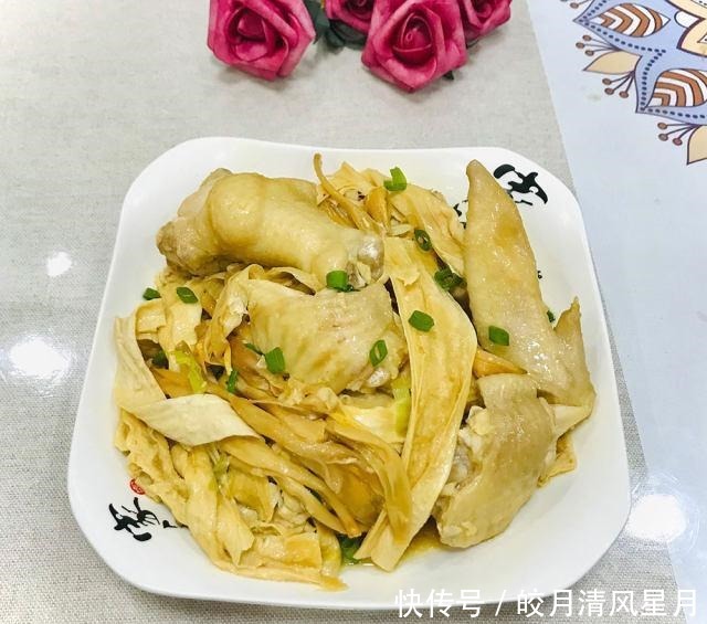 鸡肉焖腐竹,肉质鲜嫩,下酒下饭都不错