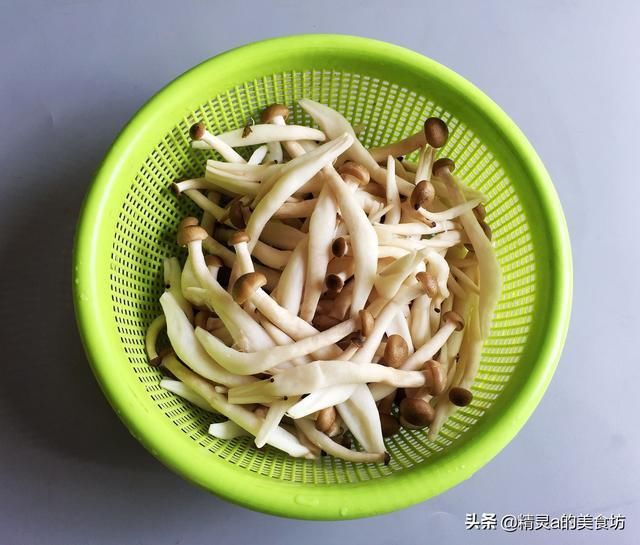 条腿|排骨的最佳CP是“它”，不红烧不卤煮，这样做鲜美可口，吃不腻