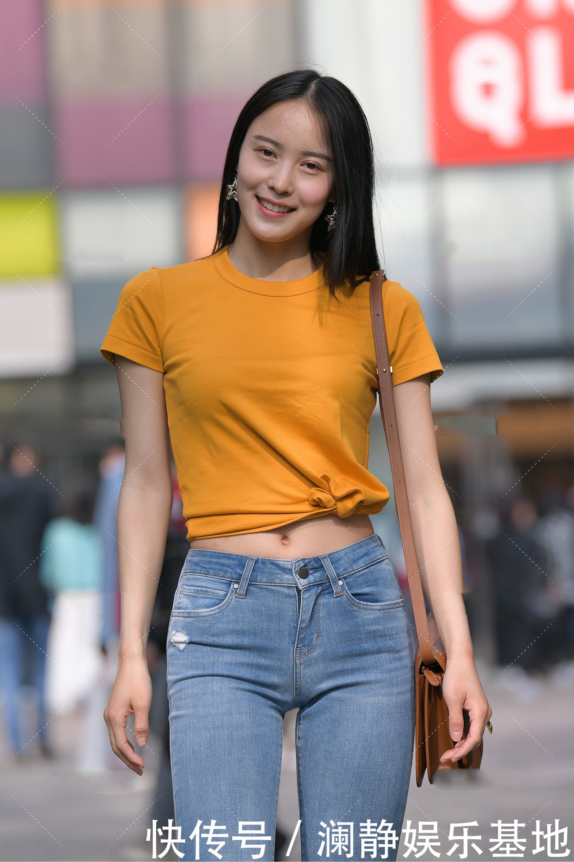 橘黄色修身短T搭配浅色牛仔裤,青春活泼,满满的校园风