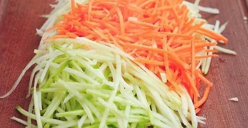 这盘炸丸子怎么吃都不腻,成本不到五块钱,外酥里嫩不吸油,真香