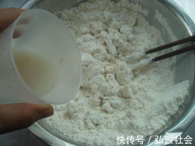 白糖|只用酵母粉发面太慢,教你一招,半个小时发满盆,省时省力