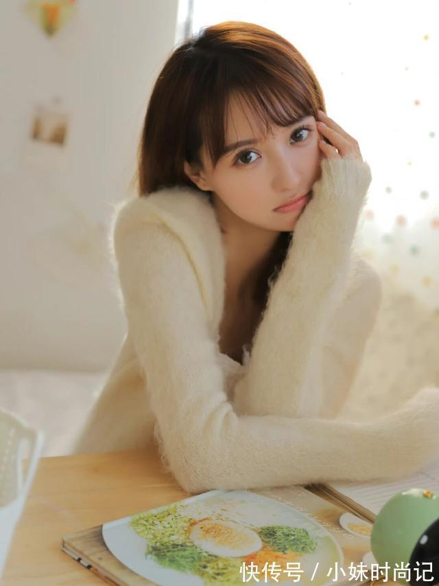 女人|白色毛衣可以内搭连衣裙,莫名的温柔感让女人散发么人气息