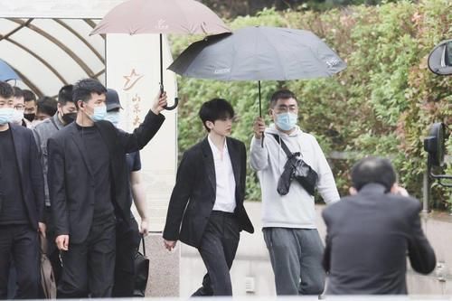 蔡徐坤黑西装亮相《奔跑吧》发布会 贵气十足的霸总坤帅气来袭！