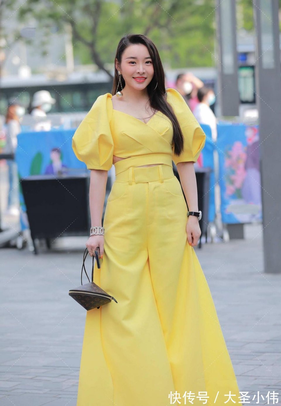 气质美女|美女街拍：看了这个气质美女，身材极好，第一次看到微胖也能这么美