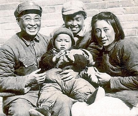 陈赓|他是开国十大上将,给彭德怀说媒,子女更牛,三个司令员两个教授