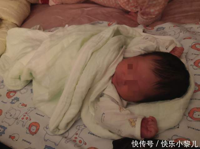 父母|为什么孩子睡着后,会摆出“投降”的姿势?原因其实很简单