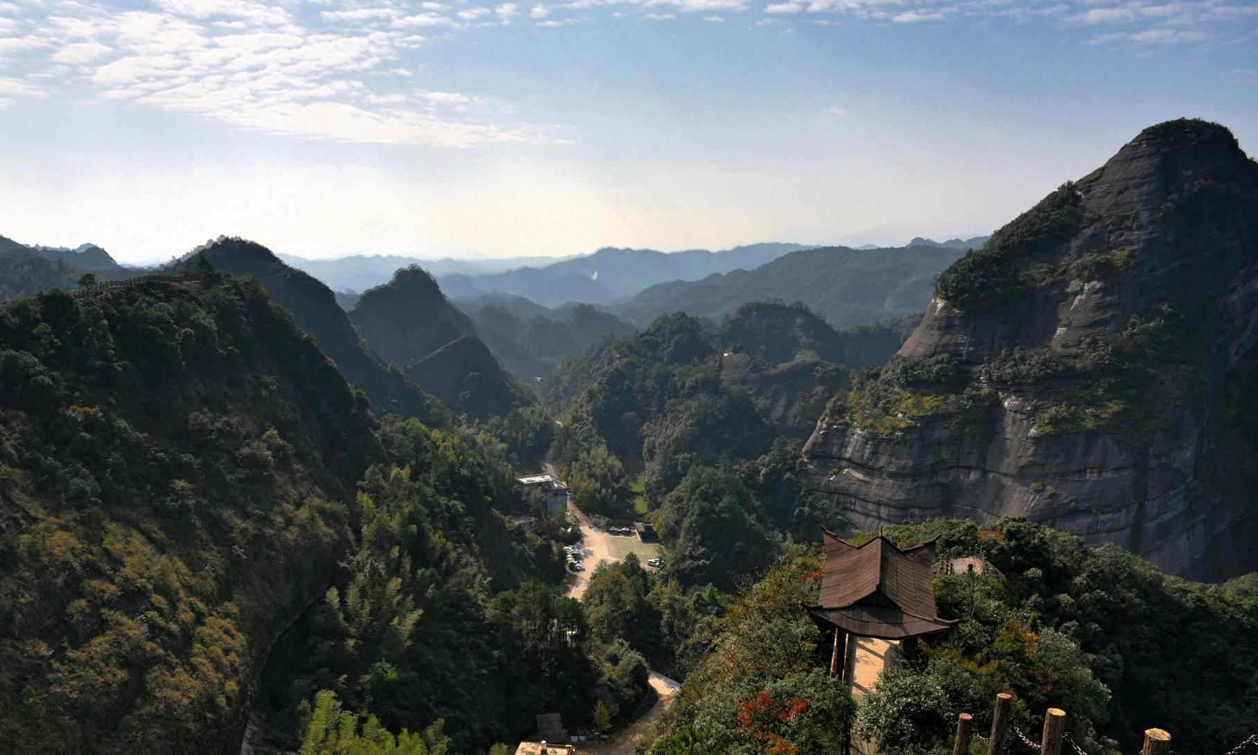 小路|中国一座建在悬崖边的寺庙，唯一小路宽不到半米，走过去心惊胆战