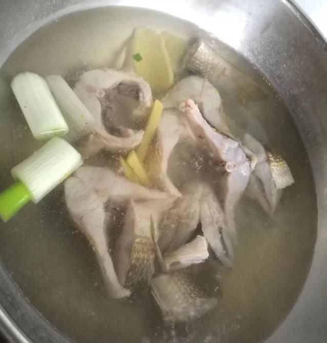 切成|这样做鱼,我们家隔三差五吃一次,永远也吃不腻