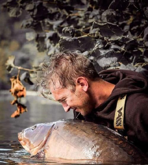 在欧洲钓鲤鱼是一项非常高大上的运动,一套装备要几干欧