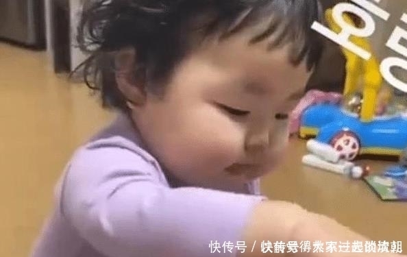 孩子|宝宝被阻止吃肉，脸很快拉了下来，舅舅在一旁哭笑不得