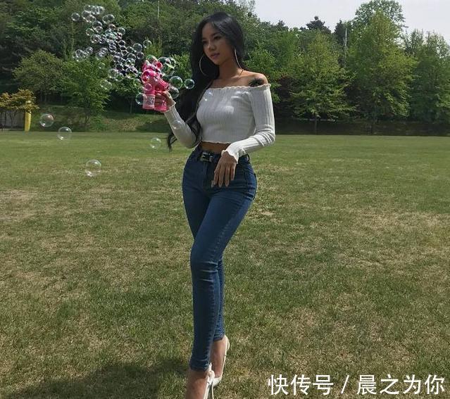 身材 身材曼妙的女神,搭配牛仔裤,优美的曲线真迷人,魅力十足