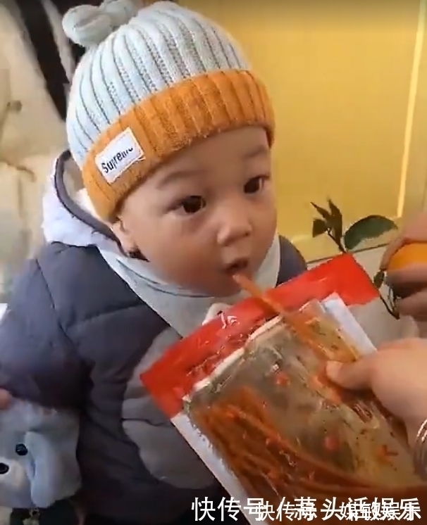 孩子|当孩子被他的小姨带的时候,竟然给孩子喂辣条吃,遇到猪队友了