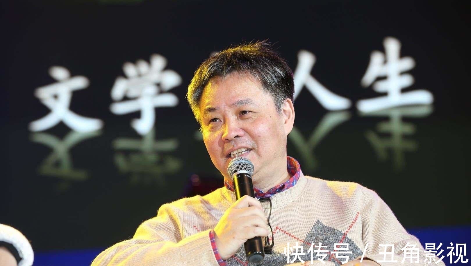 畅销@《活着》这本书为什么会如此畅销?作家余华:那得感谢一个人