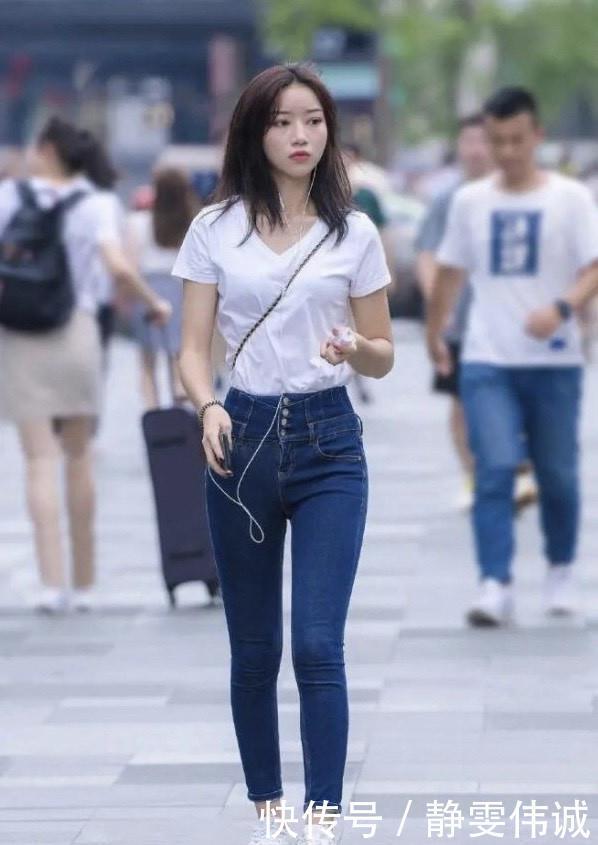 时尚的紧身牛仔裤,看起来大气不臃肿,极具吸引力和舒适感