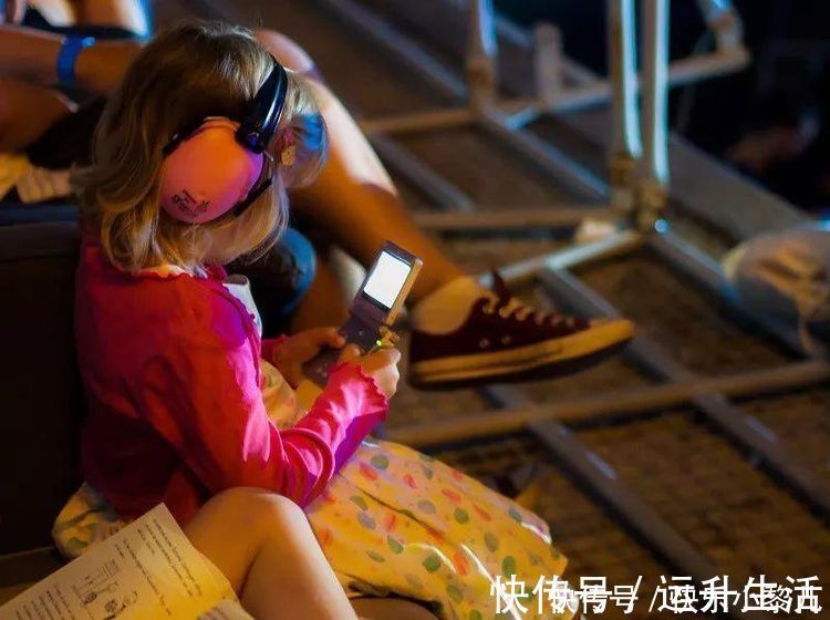 孩子|孩子从小玩手机和不玩手机,有什么区别?等上幼儿园就知道了