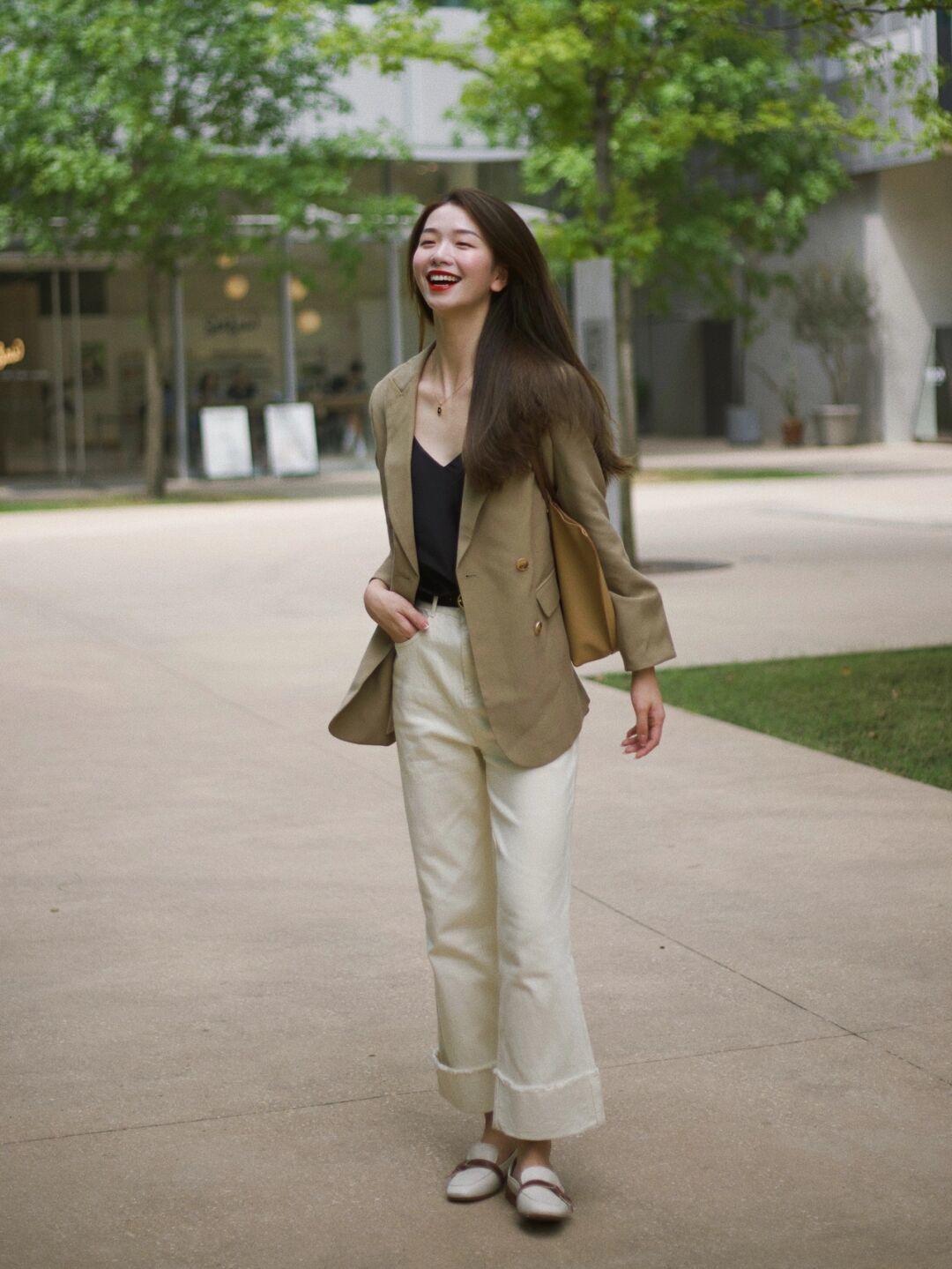 时尚感|秋季怎么穿出时尚感？西装搭配直筒裤干练利落，保暖又舒适