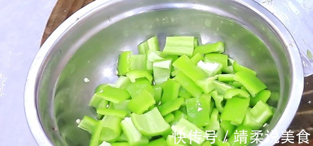 厨师长用青椒鸡蛋炒出新花样，咸香可口，色泽诱人，无技巧零难度