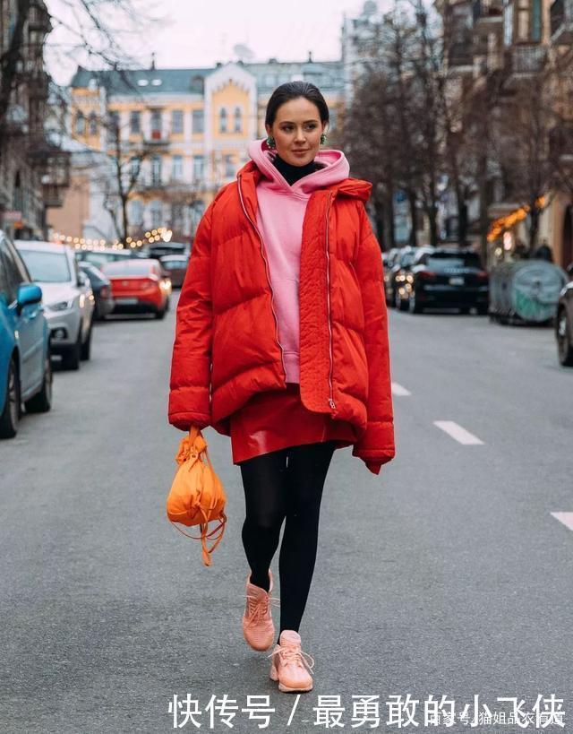 穿羽绒服+卫衣如何不臃肿找对下装是关键,4种显瘦搭配送你